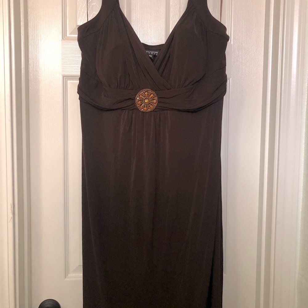 Center appliqué ruched dress